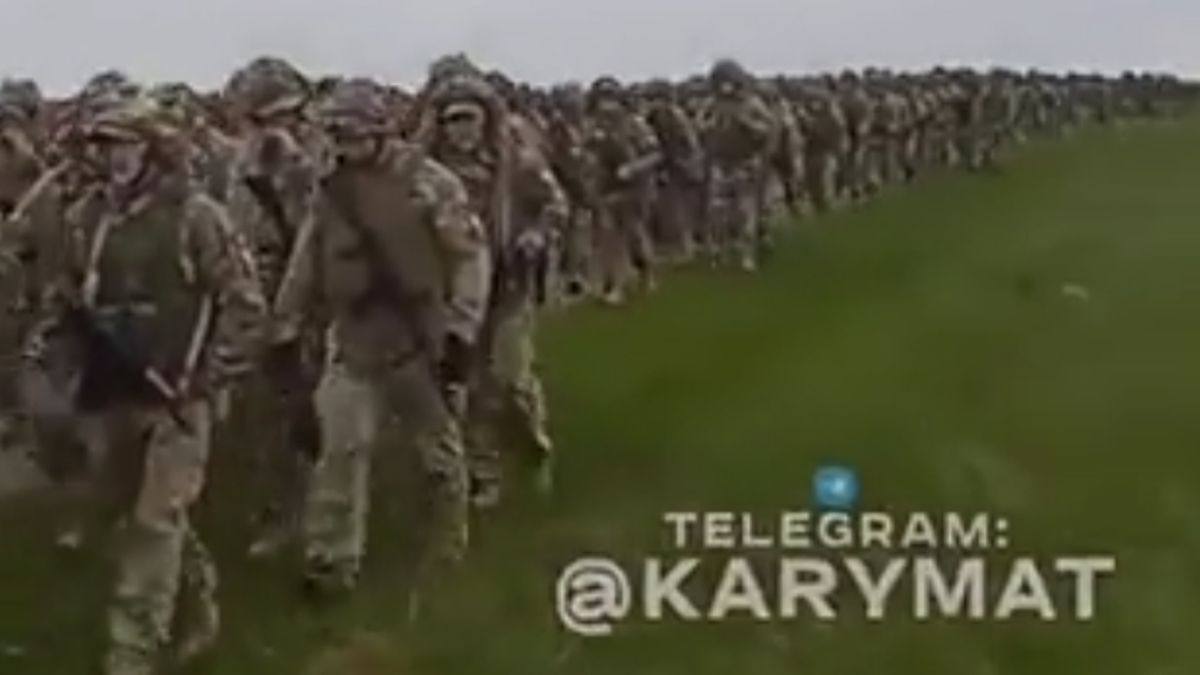 Na sociálních sítích se šíří záběry velkého množství pěších ukrajinských vojáků